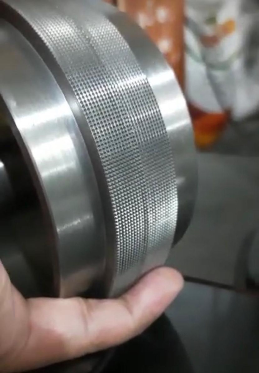 Roller rotary sealer knurled