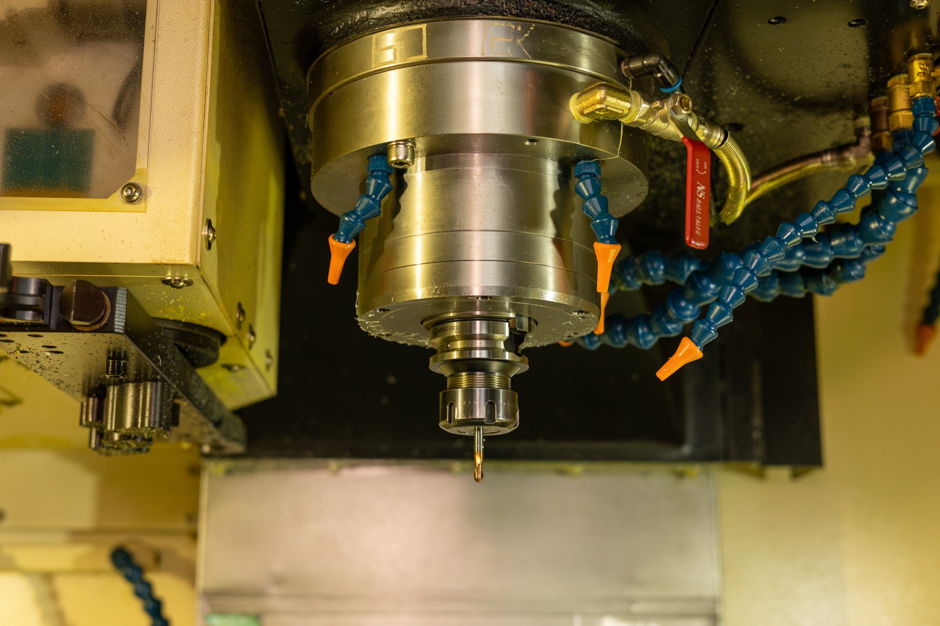 Proses machining CNC presisi di pabrik PT Sanny Plastik